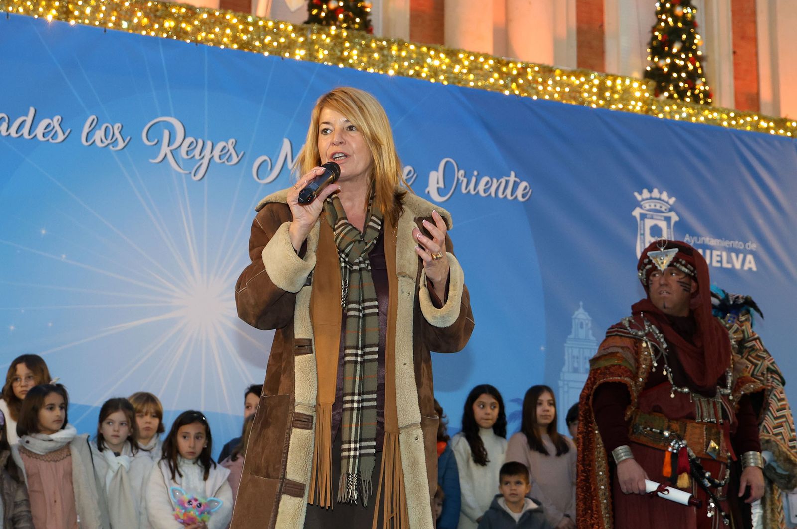 Imágenes del Heraldo Real anunciando la llegada de los Reyes Magos a Huelva
