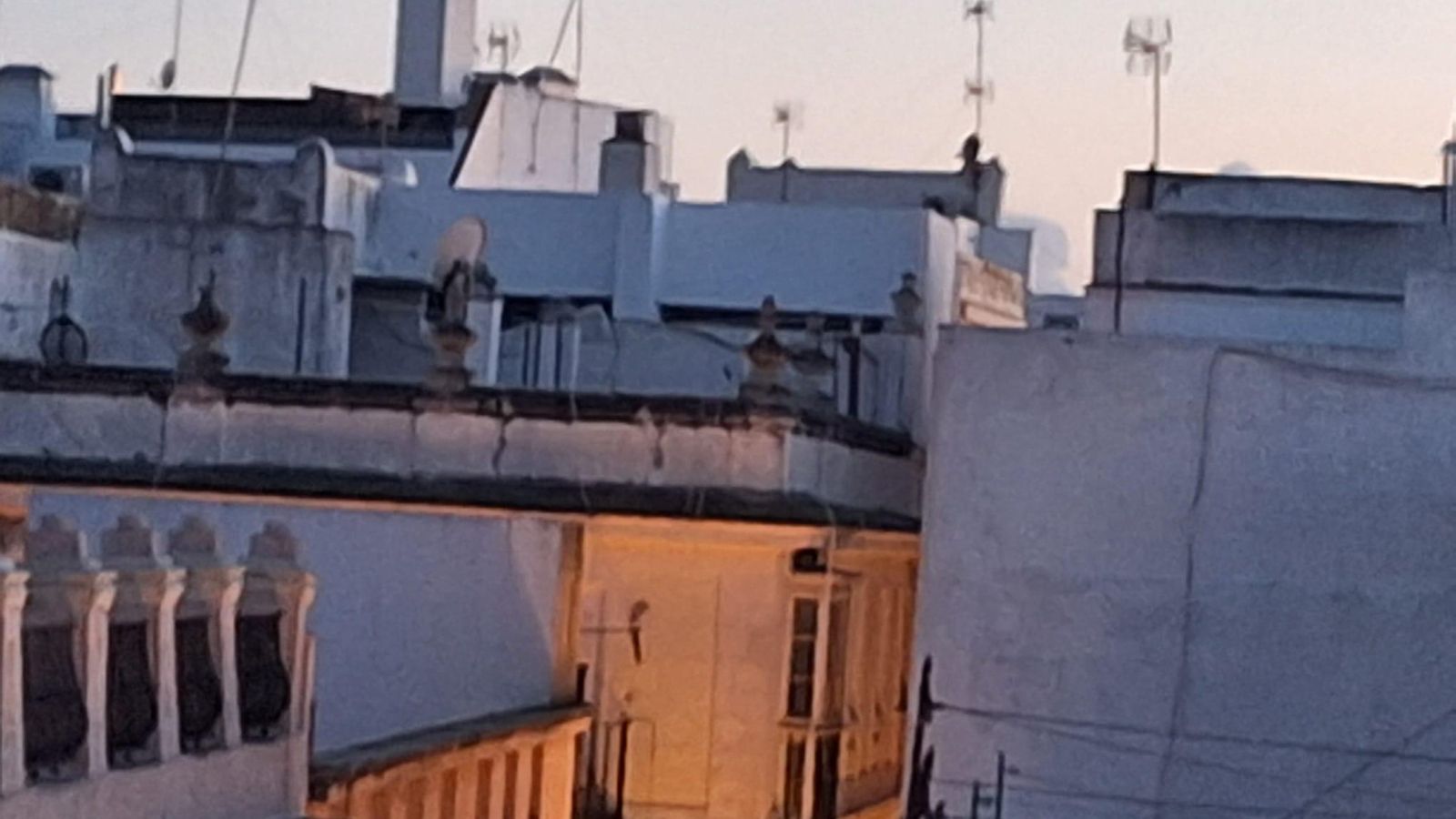 Otra antena de telefonía cubierta con una estructura, a modo de torre, en el entorno del Mercado.