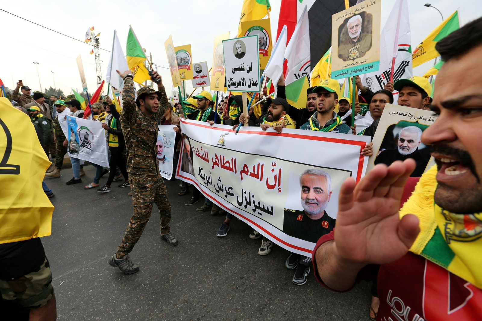 Miles de manifestantes acompañaron ayer el féretro del general Soleimani por el centro de Bagdad. Miles de manifestantes acompañaron ayer el féretro del general Soleimani por el centro de Bagdad.