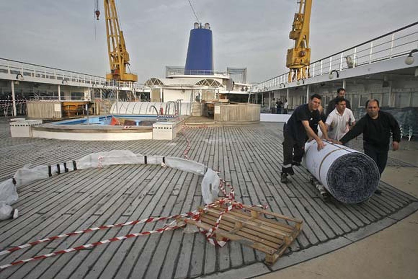 Más de 200 operarios de Navantia participan en la revisión del buque de Iberocruceros

Foto: Joaquin Pino