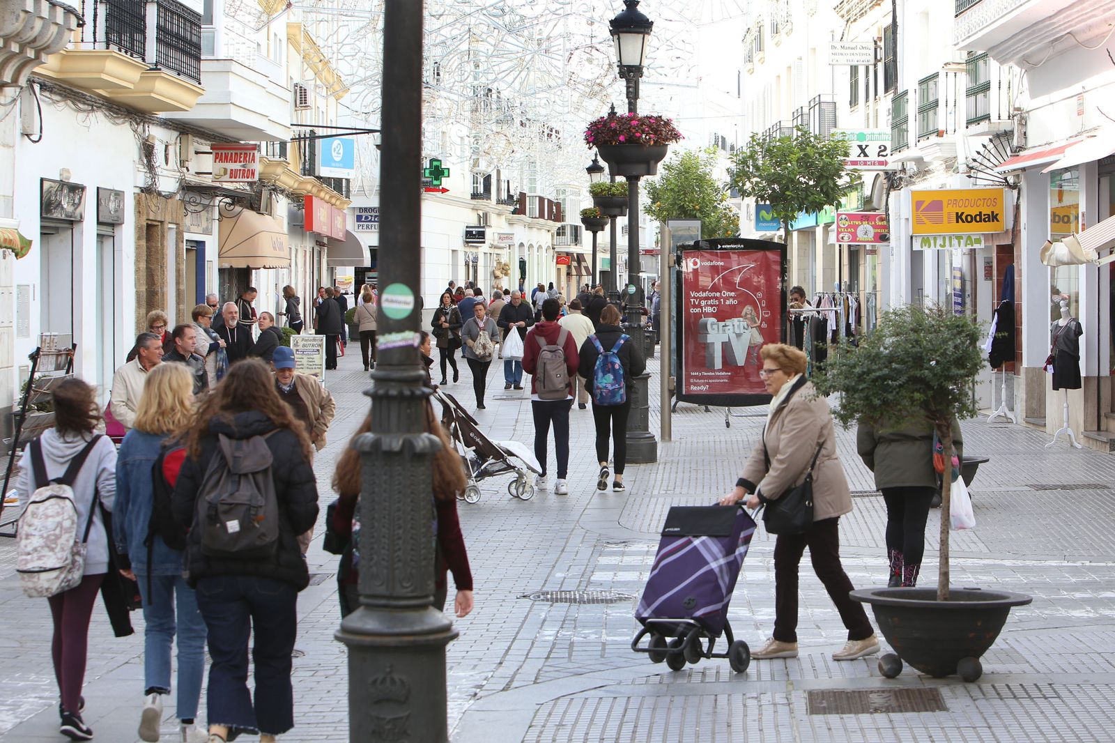 Personas paseando por una de las calles céntricas de la ciudad, en una imagen de archivo.