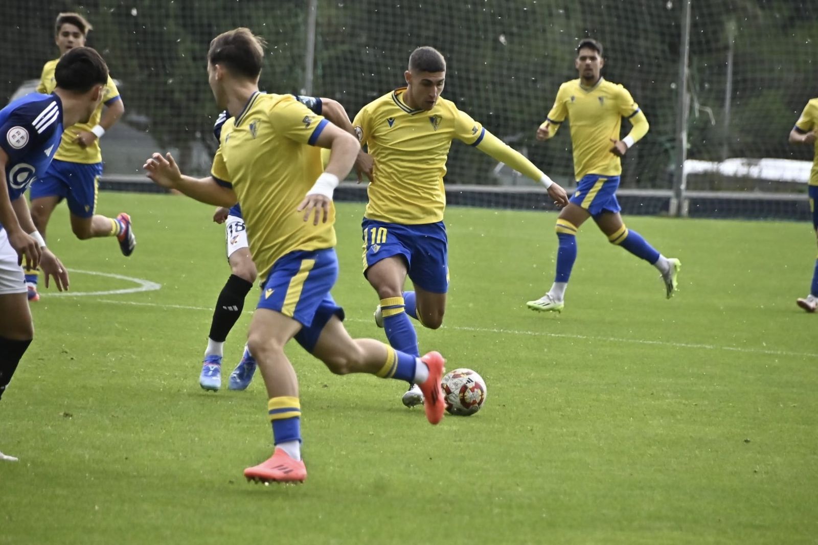 Borja Vázquez conduce el esférico entre una nube de futbolistas.