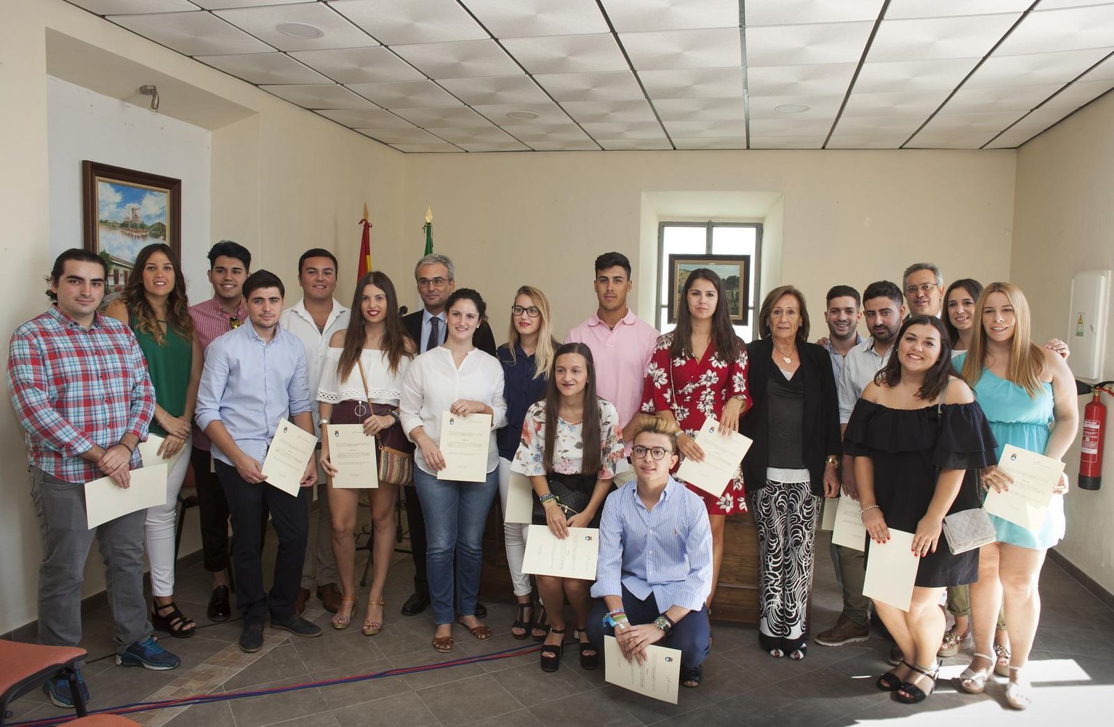 El presidente de la Fundación, José Manuel Lara García, y Consuelo García, del patronato, con los becados de El Pedroso.