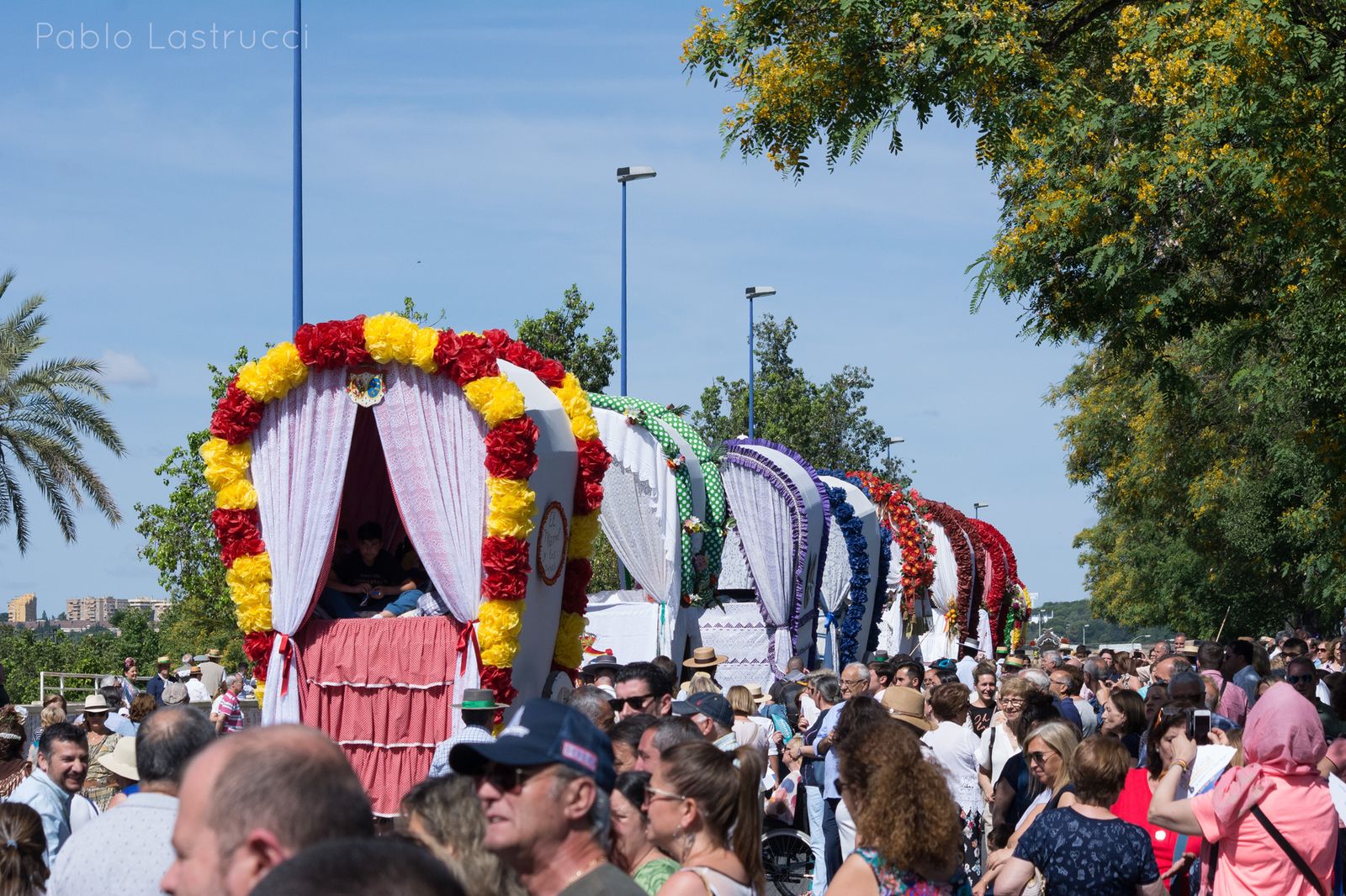 Carretas de la Hermandad del Rocío de Triana a su salida de Sevilla