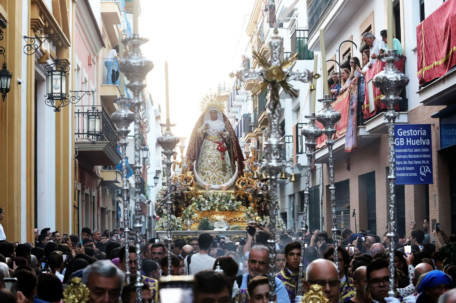 Imágenes de la procesión de la Virgen de la Amargura por las calles de Huelva