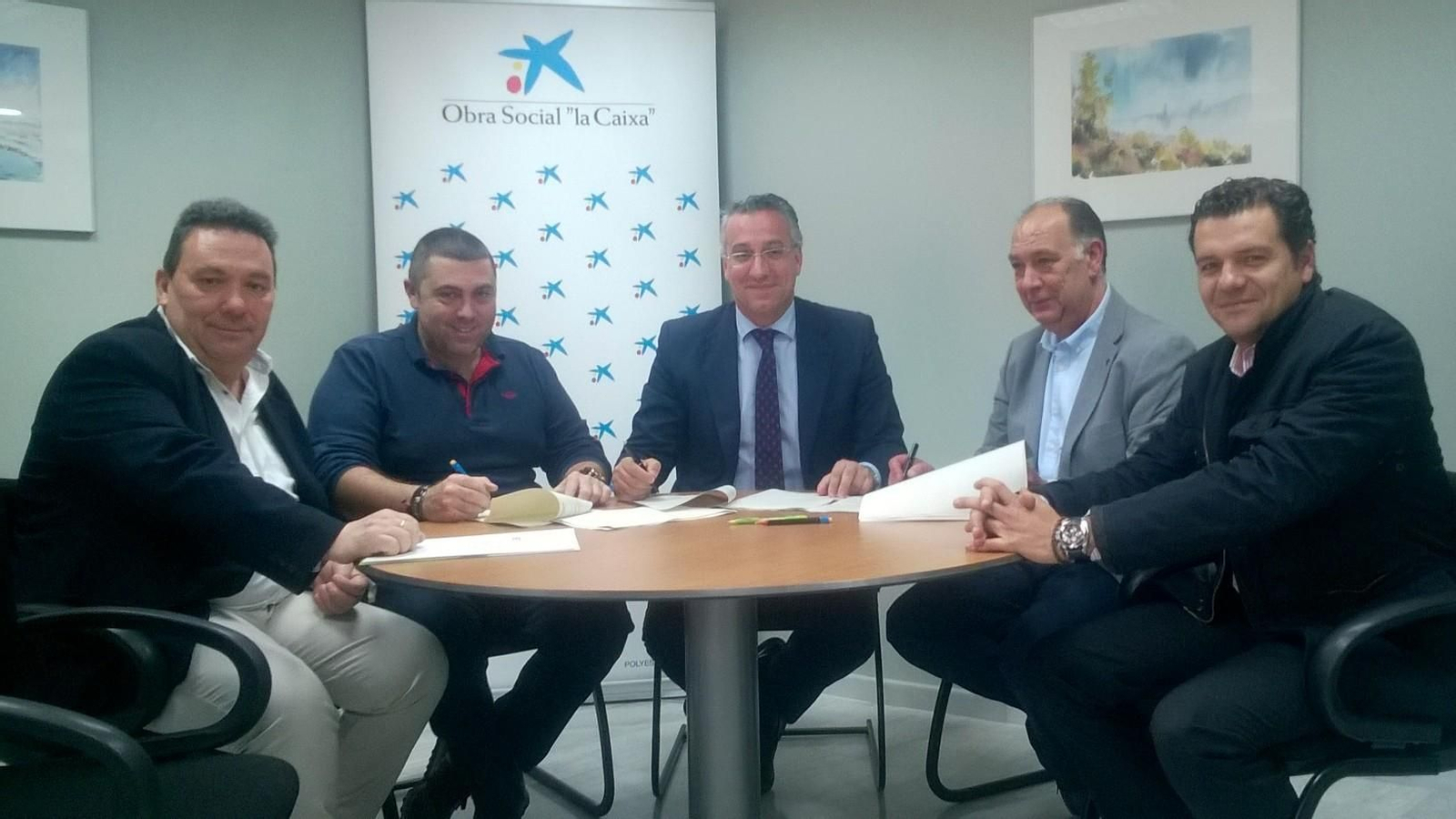 Firma del acuerdo entre CaixaBank y Ceca-Comercio Huelva.