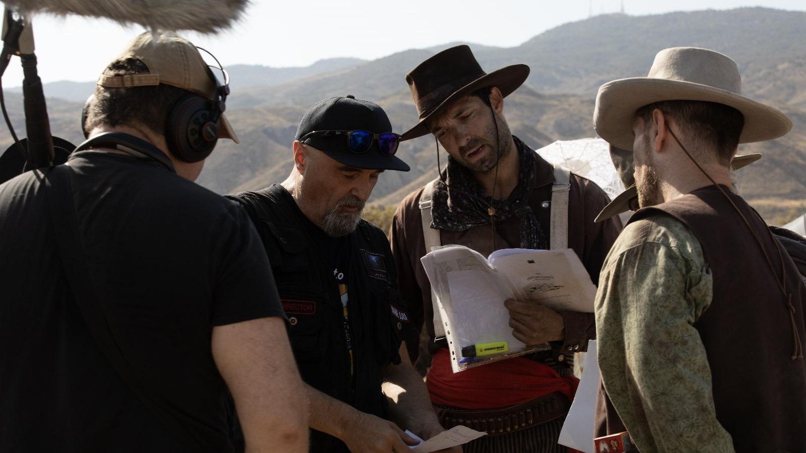 Manuel Olaya dando instrucciones a los actores antes de rodar.