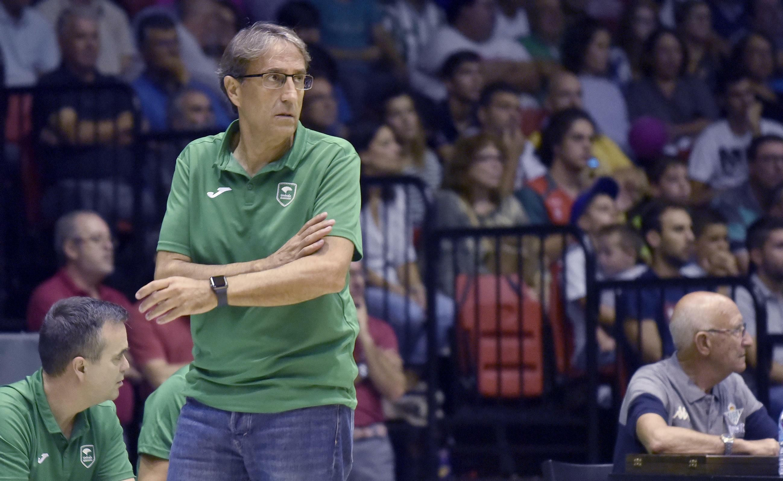 Luis Casimiro observa el partido.
