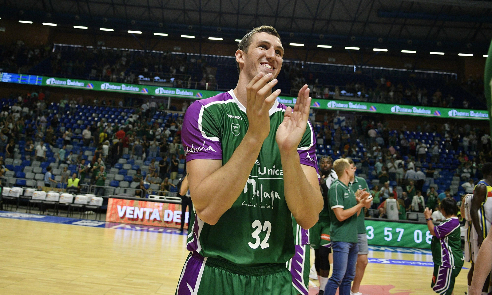 Rubén Guerrero aplaude a la grada del Carpena.