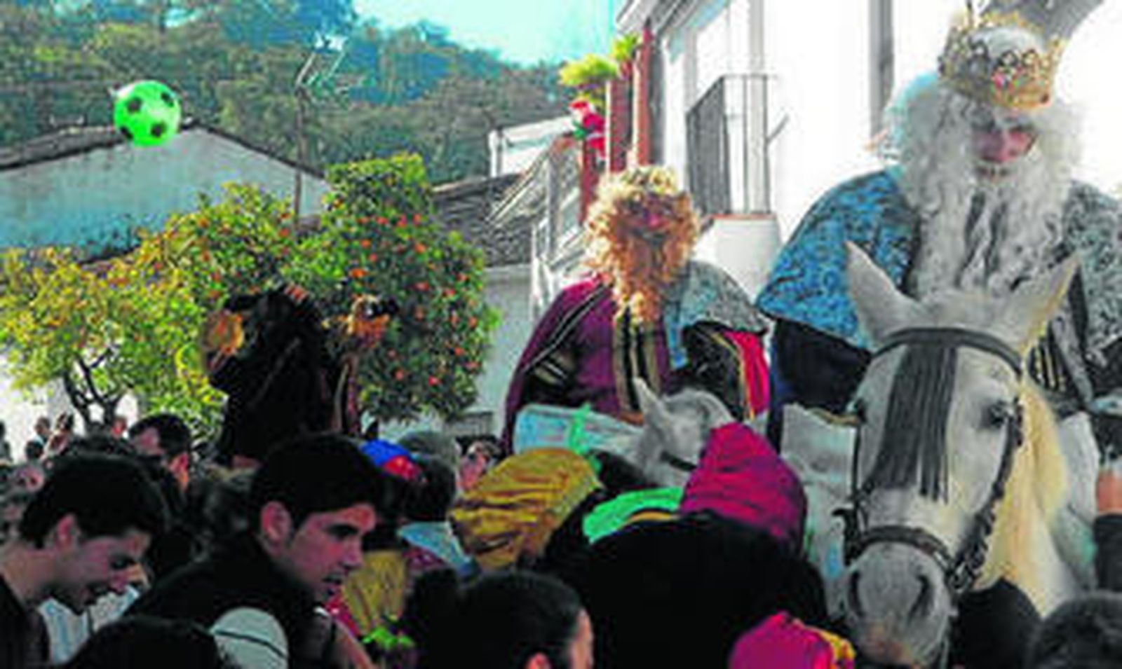 Los Reyes Magos, montados a caballo en Puerto Moral.