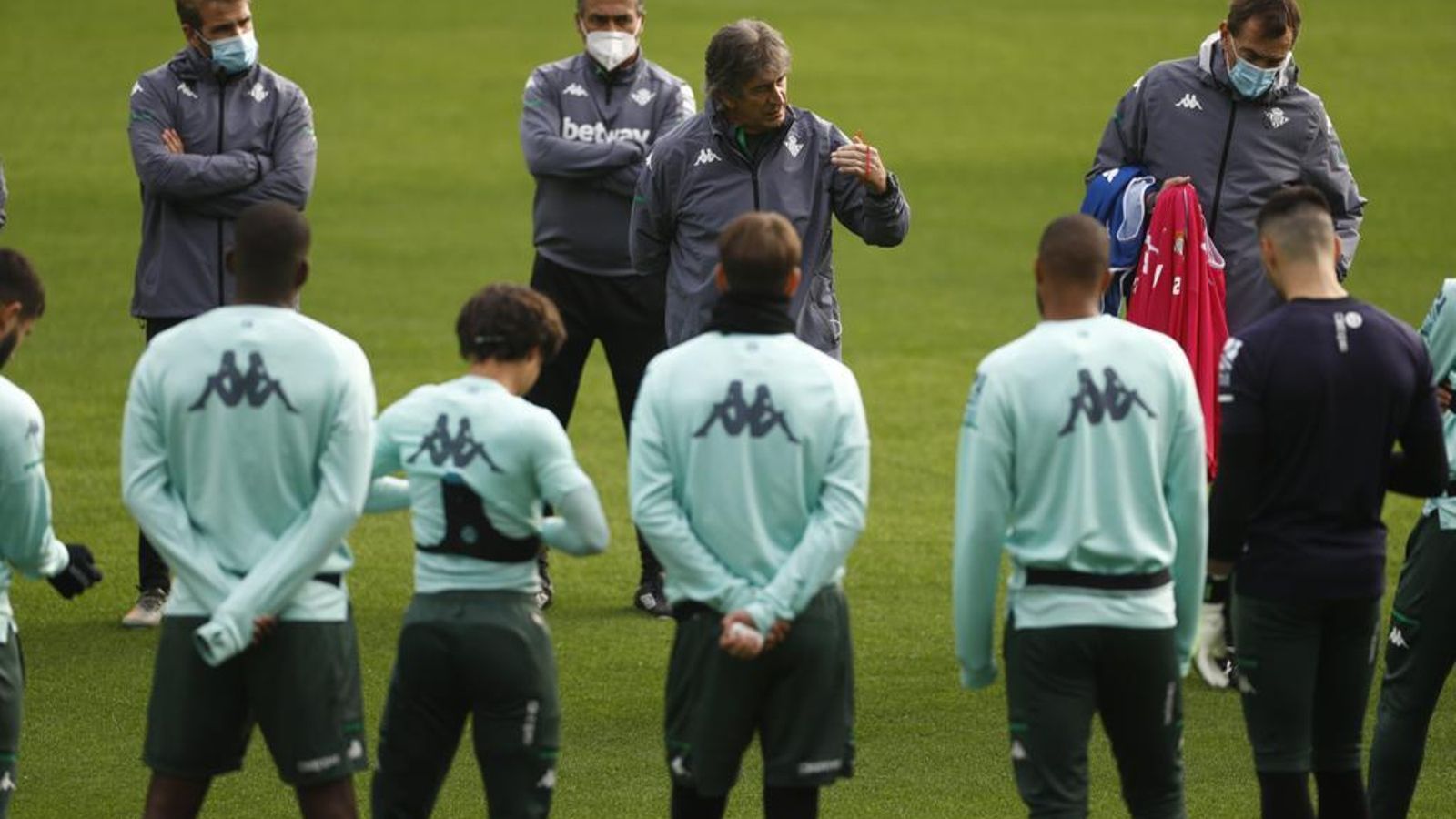 Manuel Pellegrini dialoga con sus jugadores antes de comenzar la sesión.