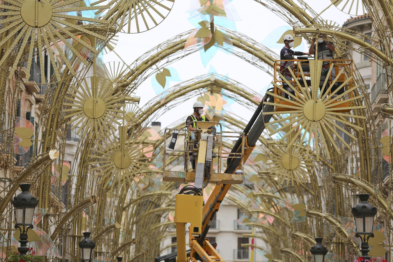 Montaje de los elementos decorativos en la calle Larios esta semana