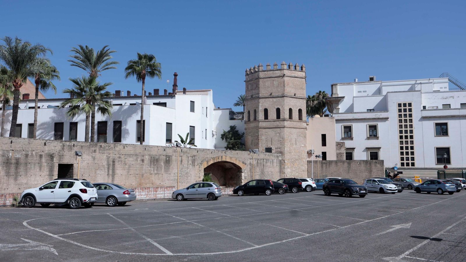 Coches aparcados en este aparcamiento situado junto a la Torre de la Plata y la muralla islámica de Sevilla.