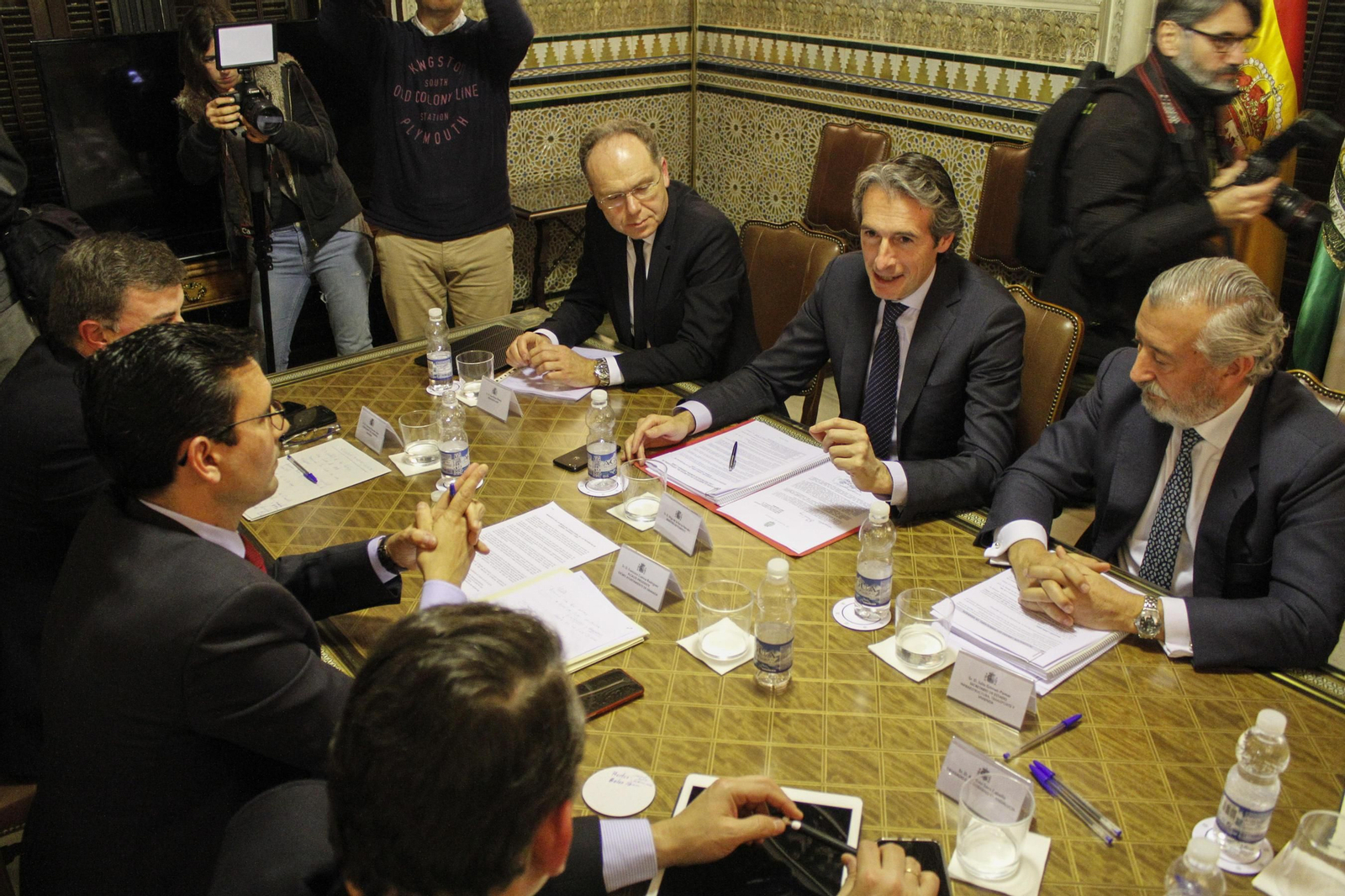 El momento más tenso de la reunión se produjo al tratar la alternativa del reconexión con Moreda.