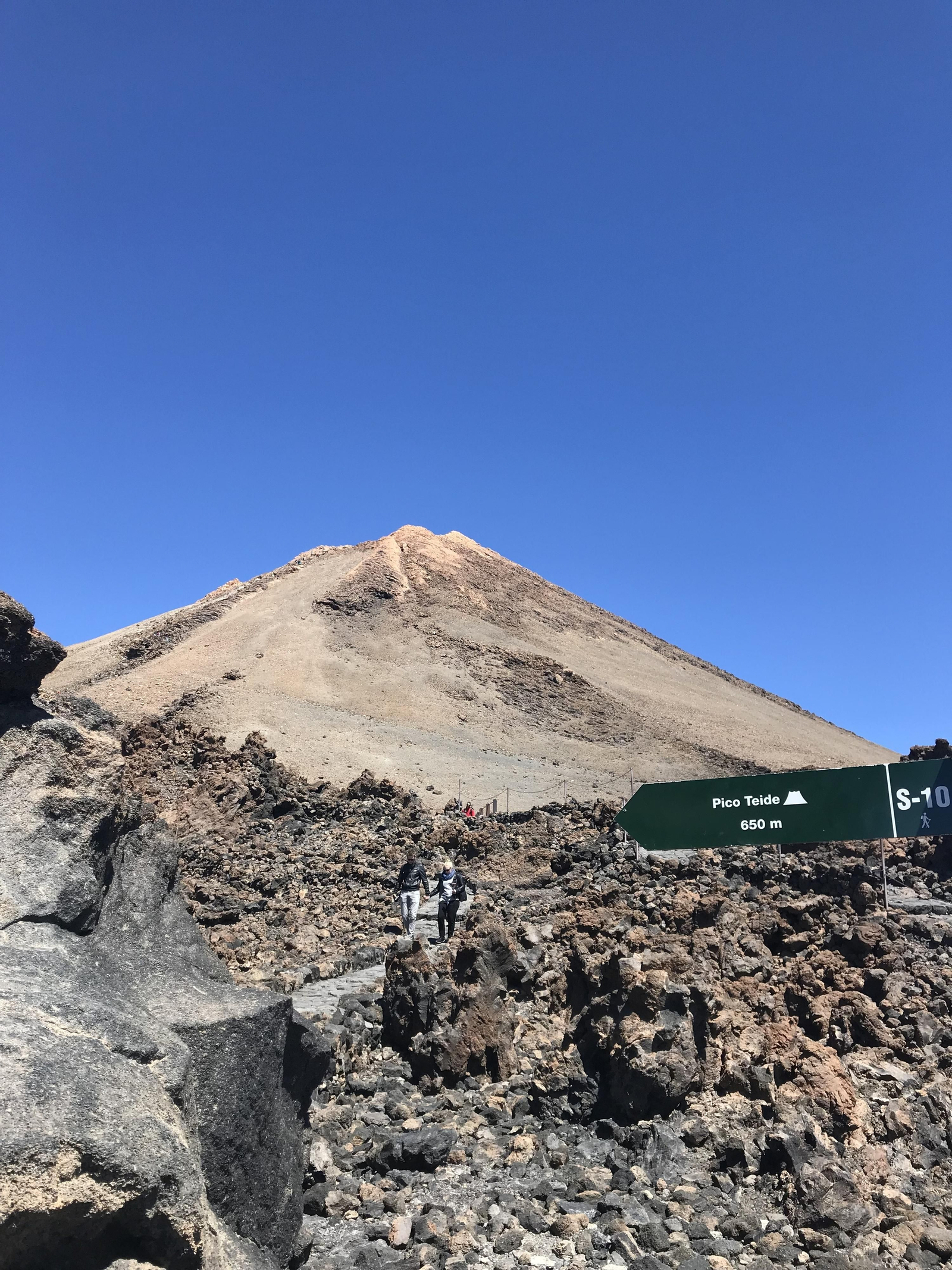 16. Desde el cabina hay que ascender 650 metros para alcanzar la cumbre.