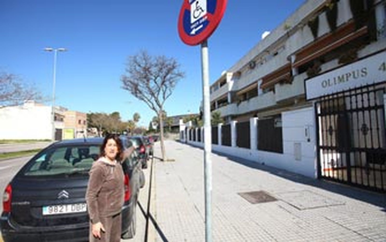El carril bici deja sin aparcamiento a una niña con parálisis cerebral