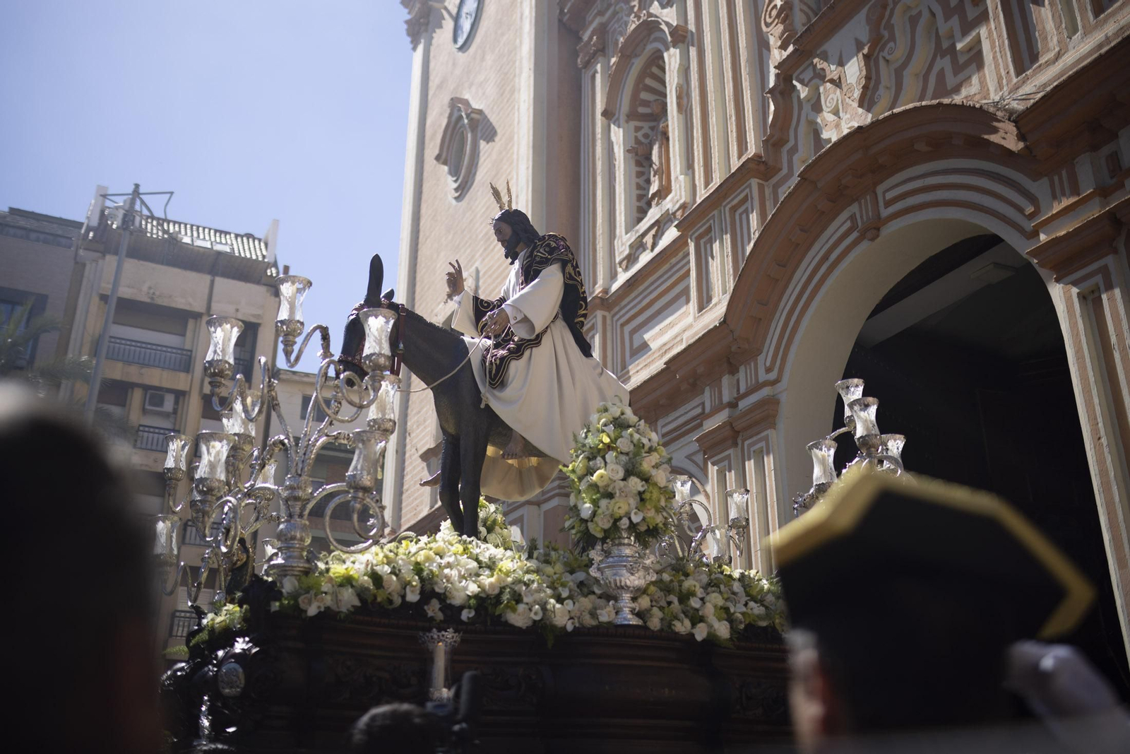 Imágenes de la salida extraordinaria de La Borriquita por las calles de Huelva