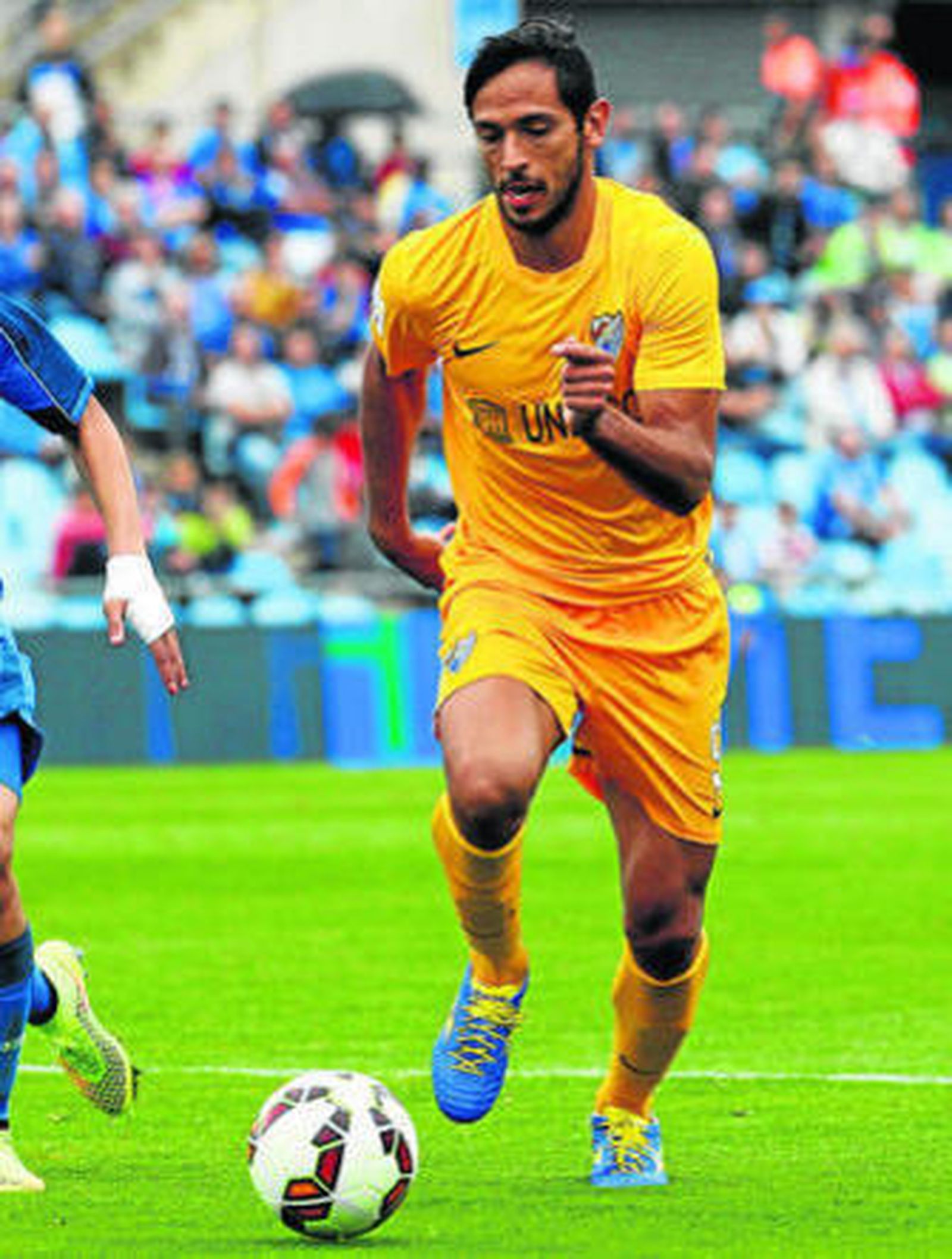 Roque Santa Cruz conduce un balón.