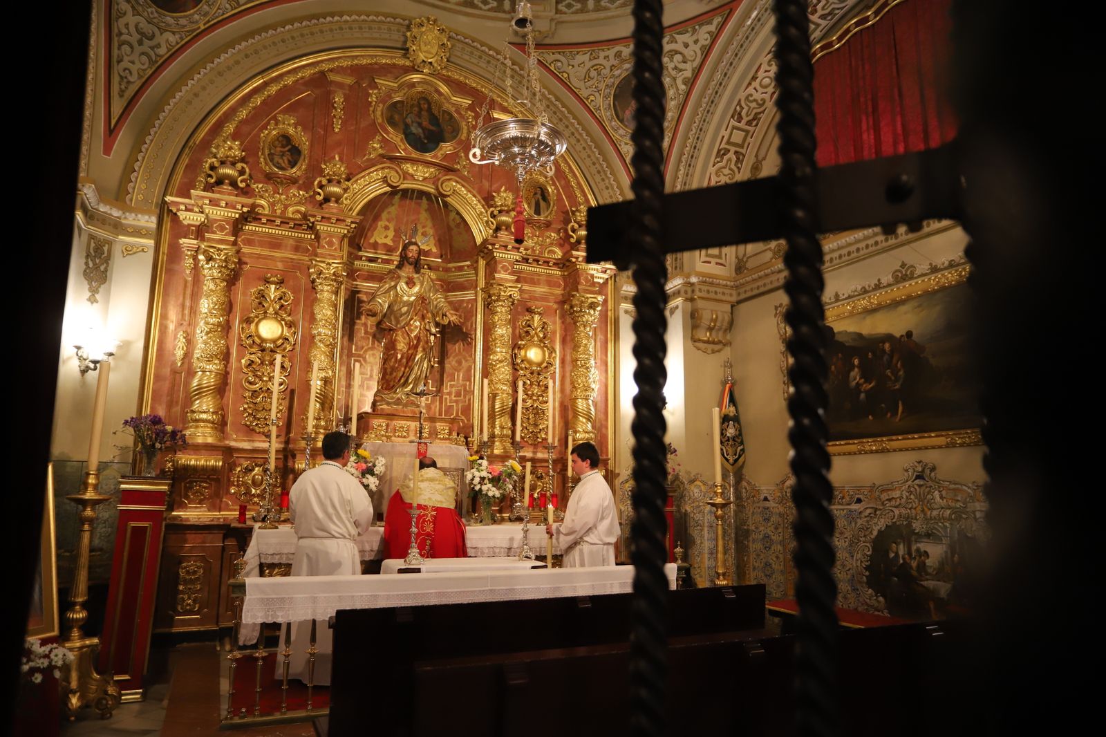 Imágenes de la misa de Pentecostés atípica y a puerta cerrada por el coronavirus, en la parroquia de la Asunción de Almonte