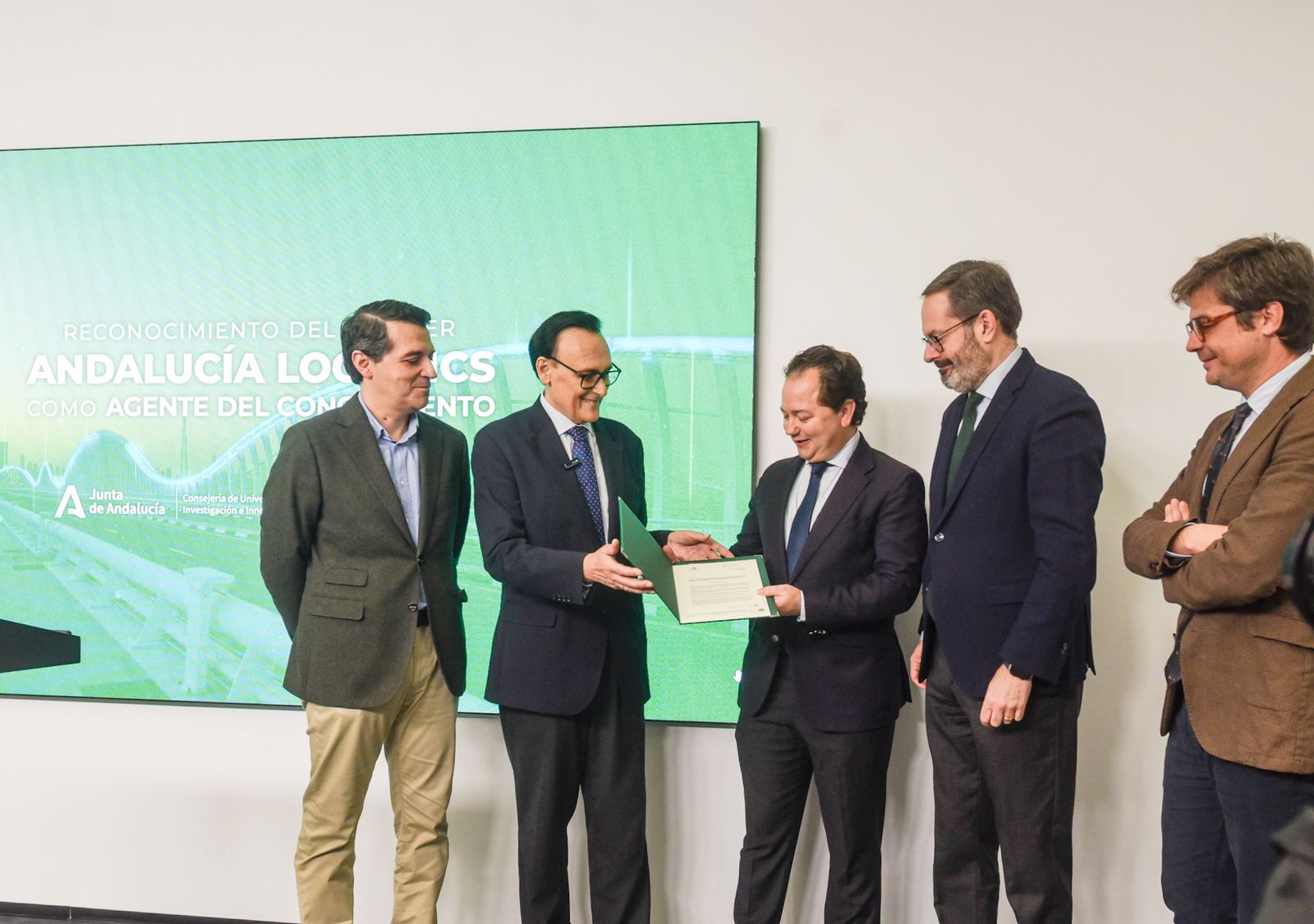 José Carlos Gómez Villamandos entrega a Miguel Ángel Tamarit el reconocimiento a Andalucía Logistics como clúster.