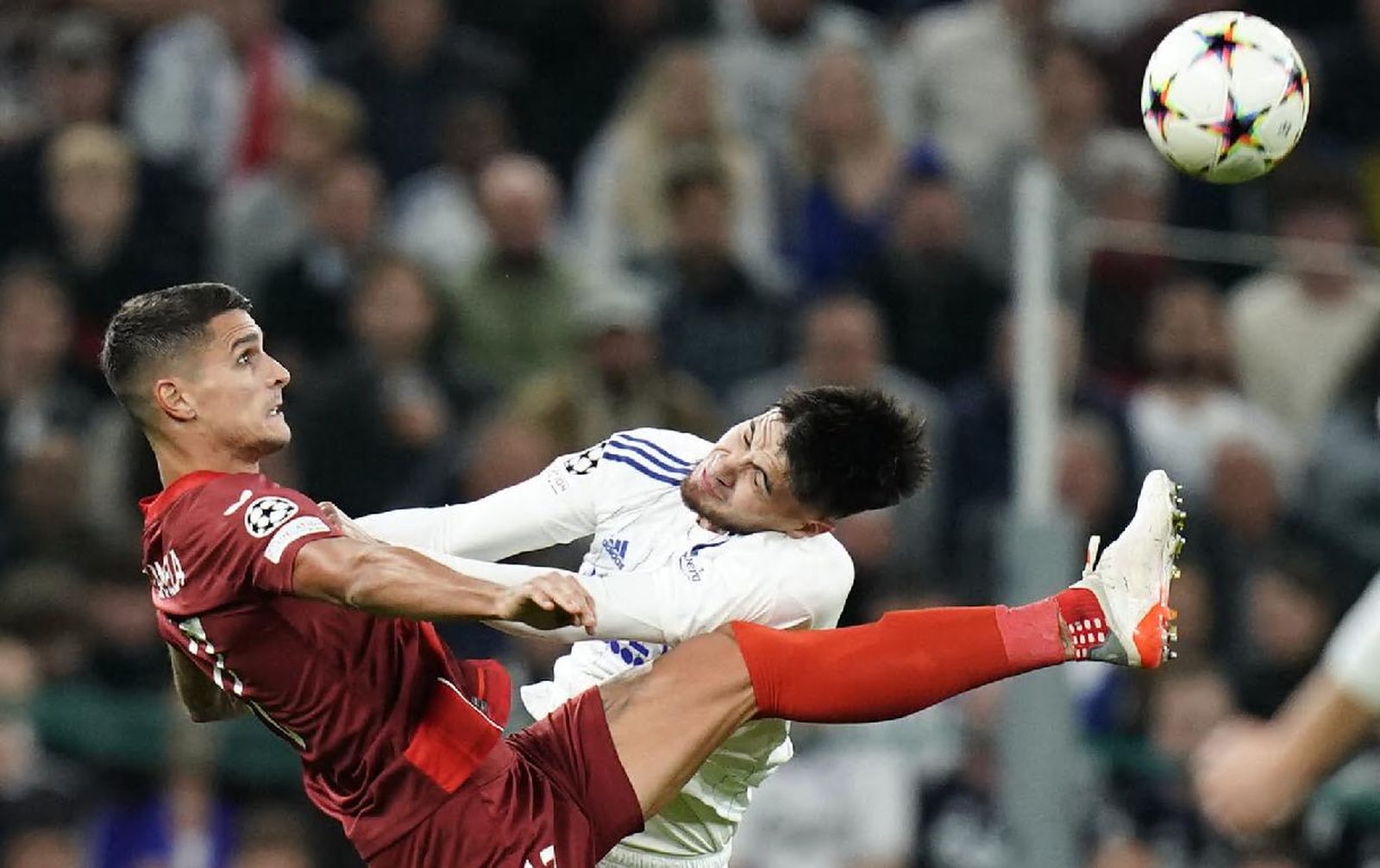 Lamela pugna con un rival.