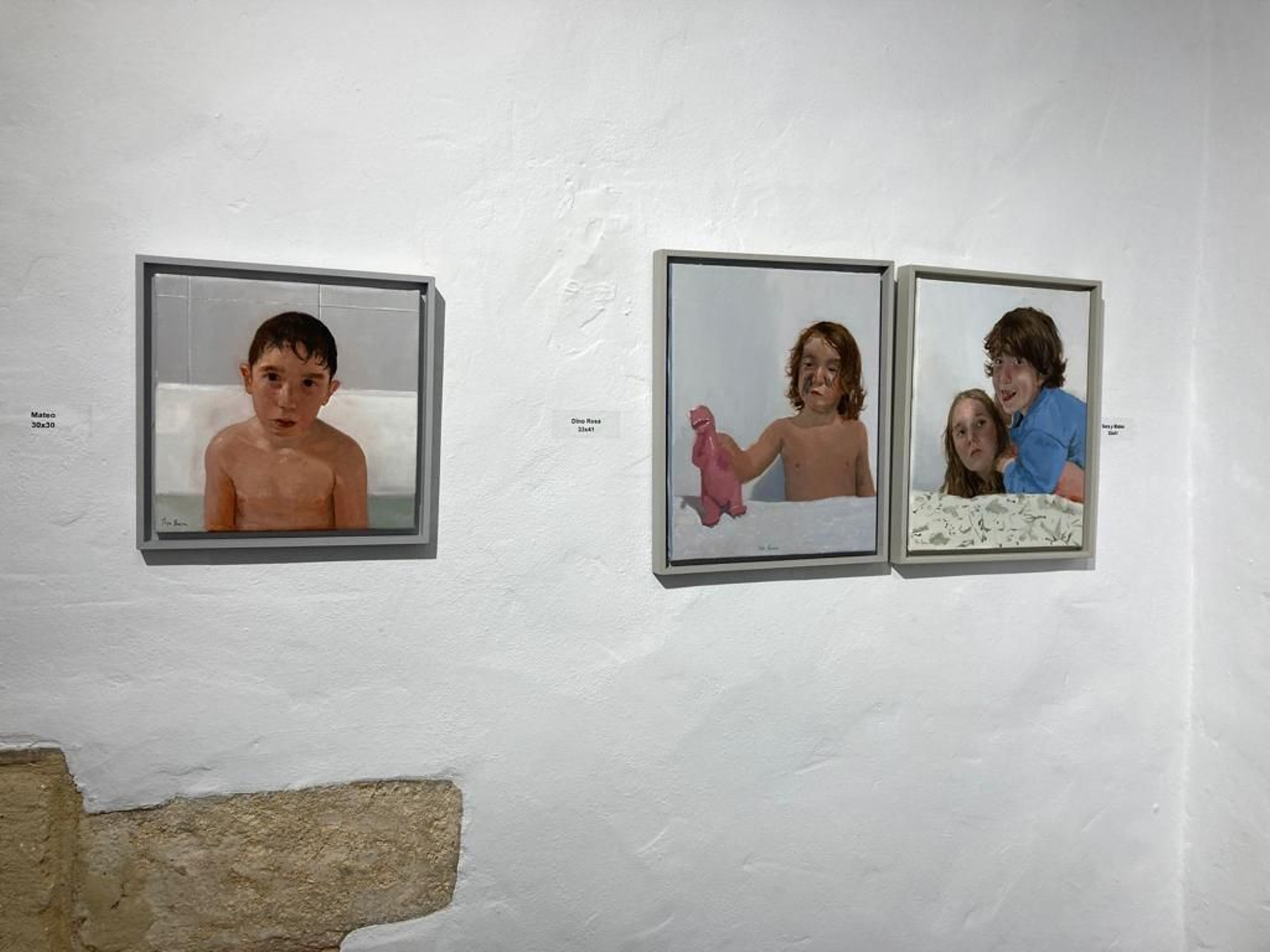 Algunas de las obras que el gaditano Pepe Baena expone en la galería La Vera Cruz de Vejer.