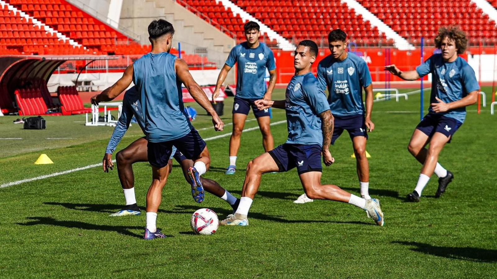 Los jugadores rojiblancos completan los ejercicios programados por el cuerpo técnico.