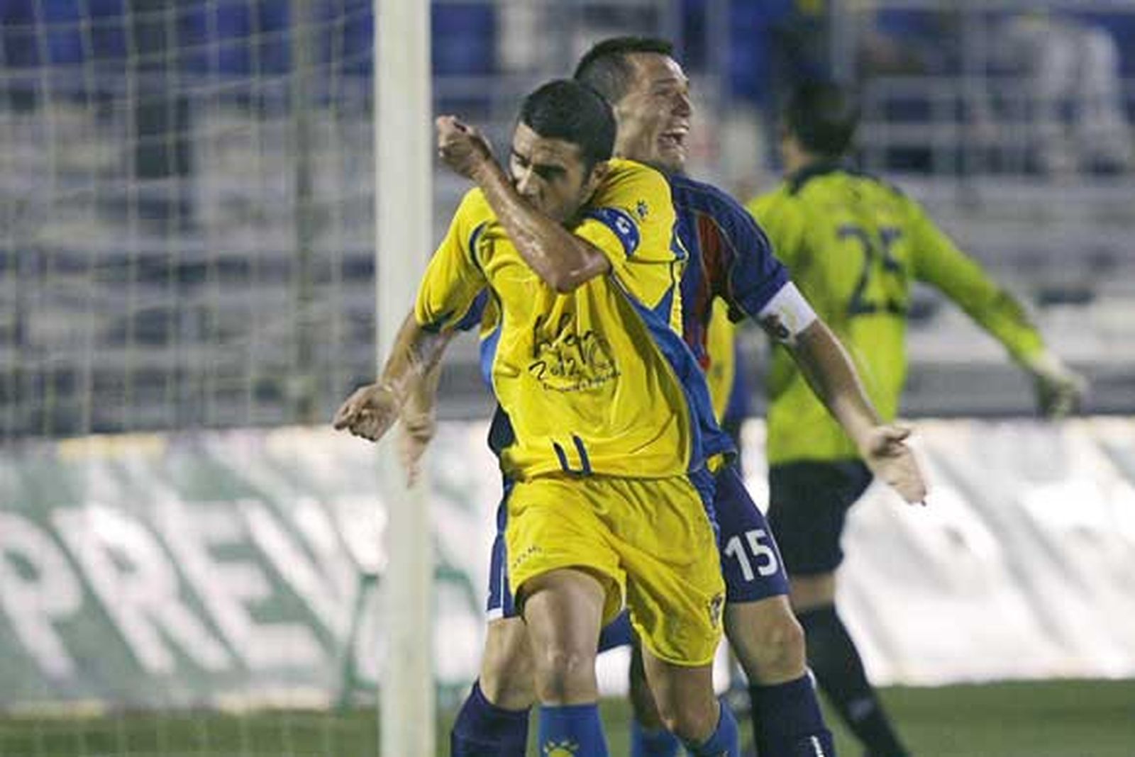 Enrique, baja ante el Estepona por una contractura