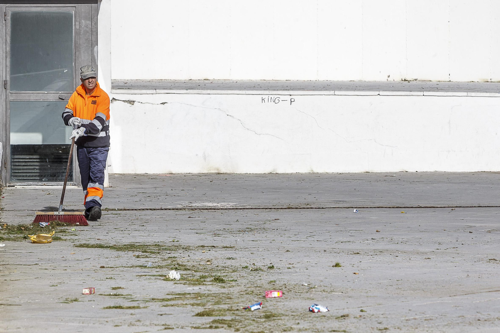 Un operario de la limpieza trabaja en una calle de la capital gaditana.