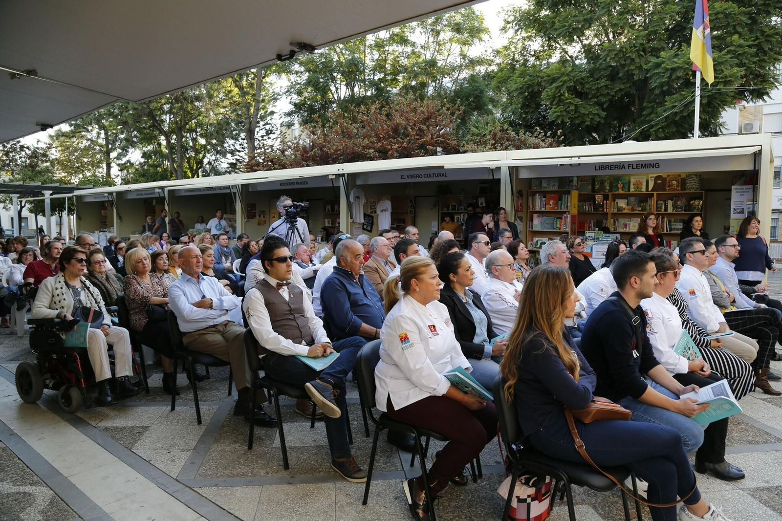 El público asistente a uno de los actos en la feria del libro.