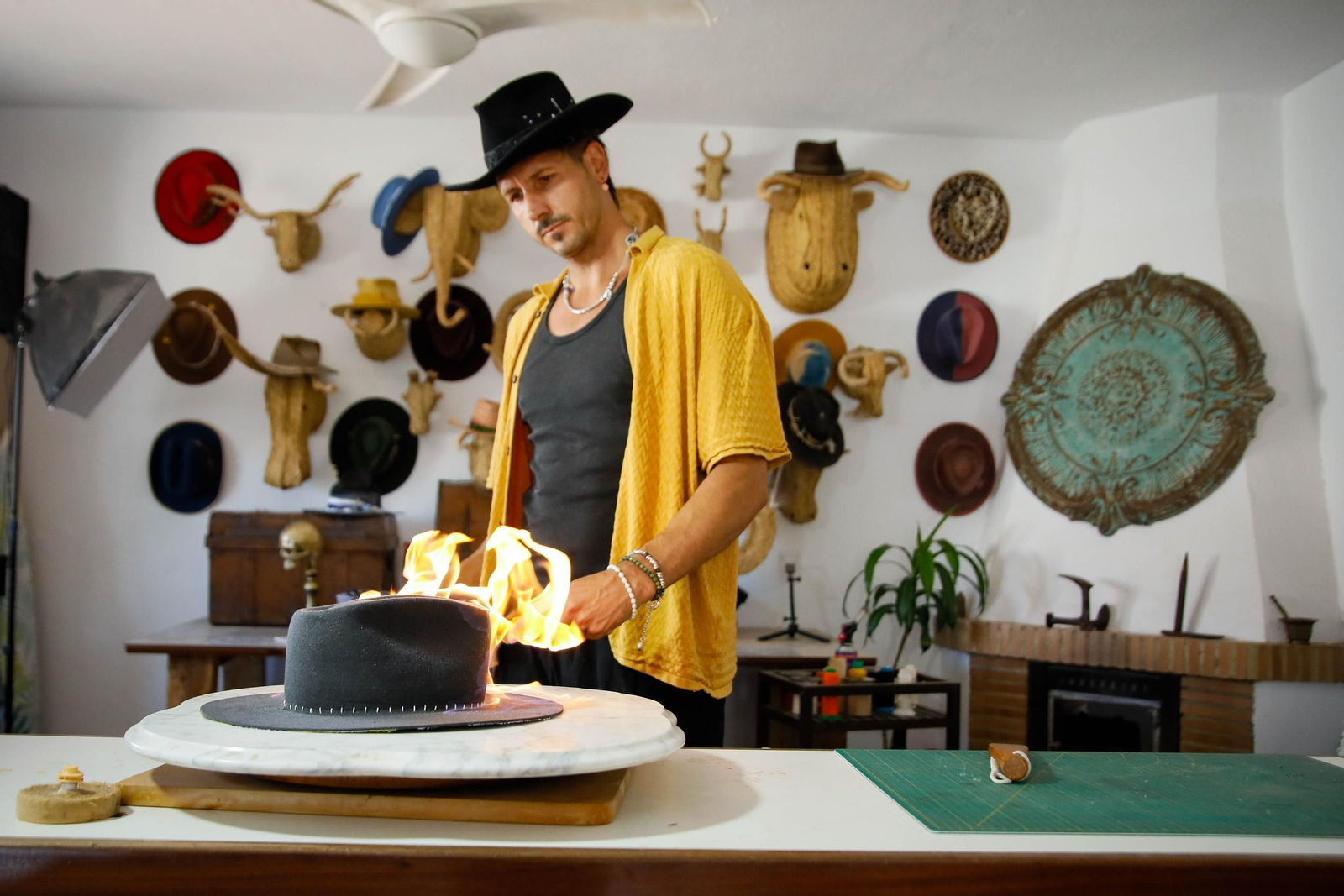 Imágenes del proceso creativo en sombreros de Alejandro Mateo