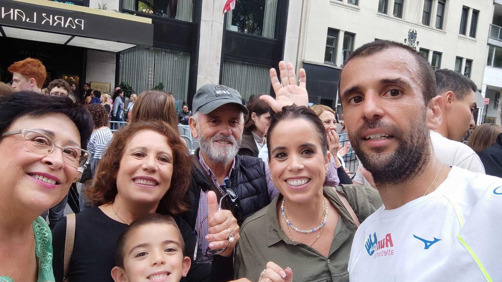 Mercedes, el pequeño Mario, Enrique y las dos Charis, el apoyo de la familia frente a Central Park, mejor que cualquier gel o bebida energética.