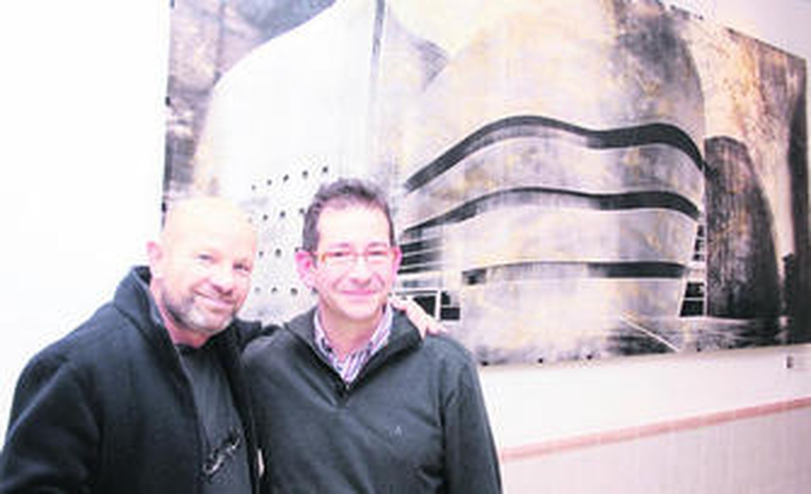 El fotógrafo Ilan Wolf y Carlos Lupiáñez junto a la imagen que éste realizó del Teatro Auditorio de Roquetas utilizando la técnica estenopéica.