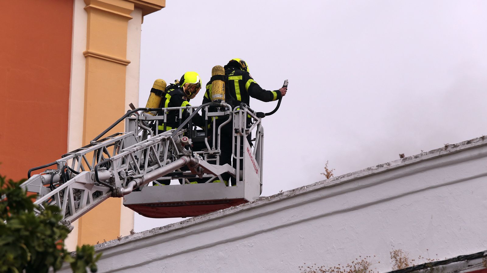 Alarma por el incendio en una ferretería en la calle Nuño de Cañas de Jerez