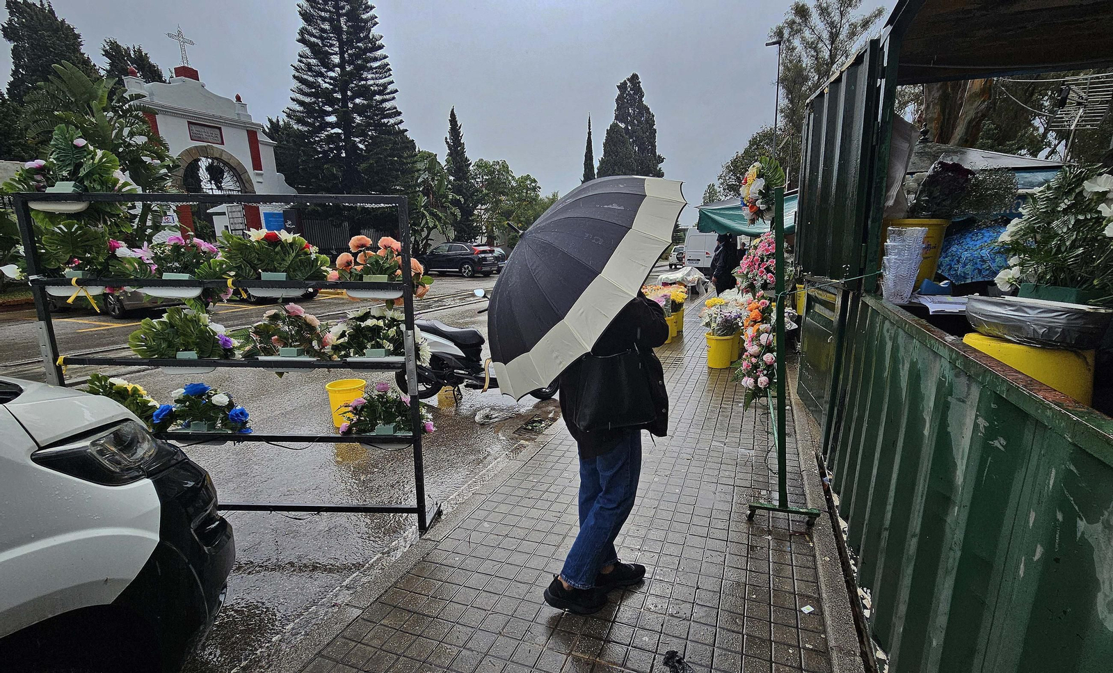 Fotos de los preparativos para Tosantos en el cementerio de Algeciras