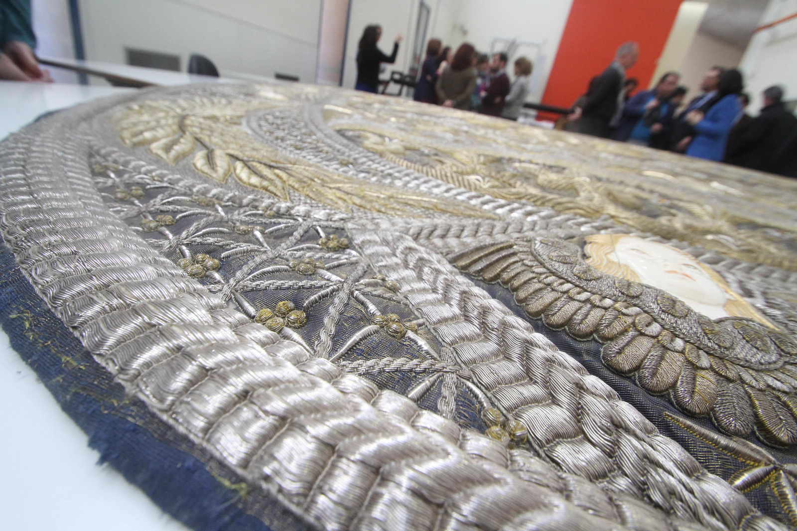 El manto de la Virgen de los Ángeles ya restaurado, en imágenes