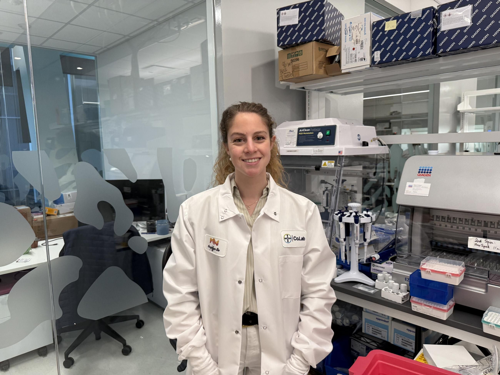 María del Carmen Martín Alonso en un laboratorio