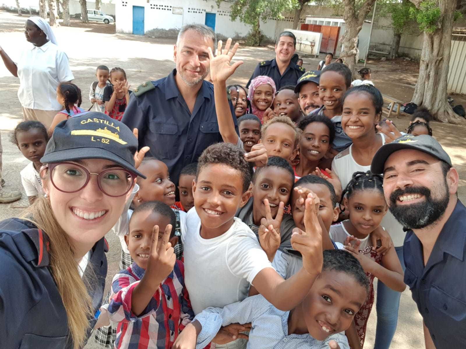 Miembros de la dotación del Castilla con los alumnos del colegio en Yibuti.