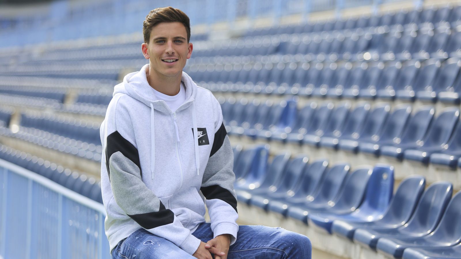 Pau Torres posa sobre la valla de una de las esquinas de La Rosaleda