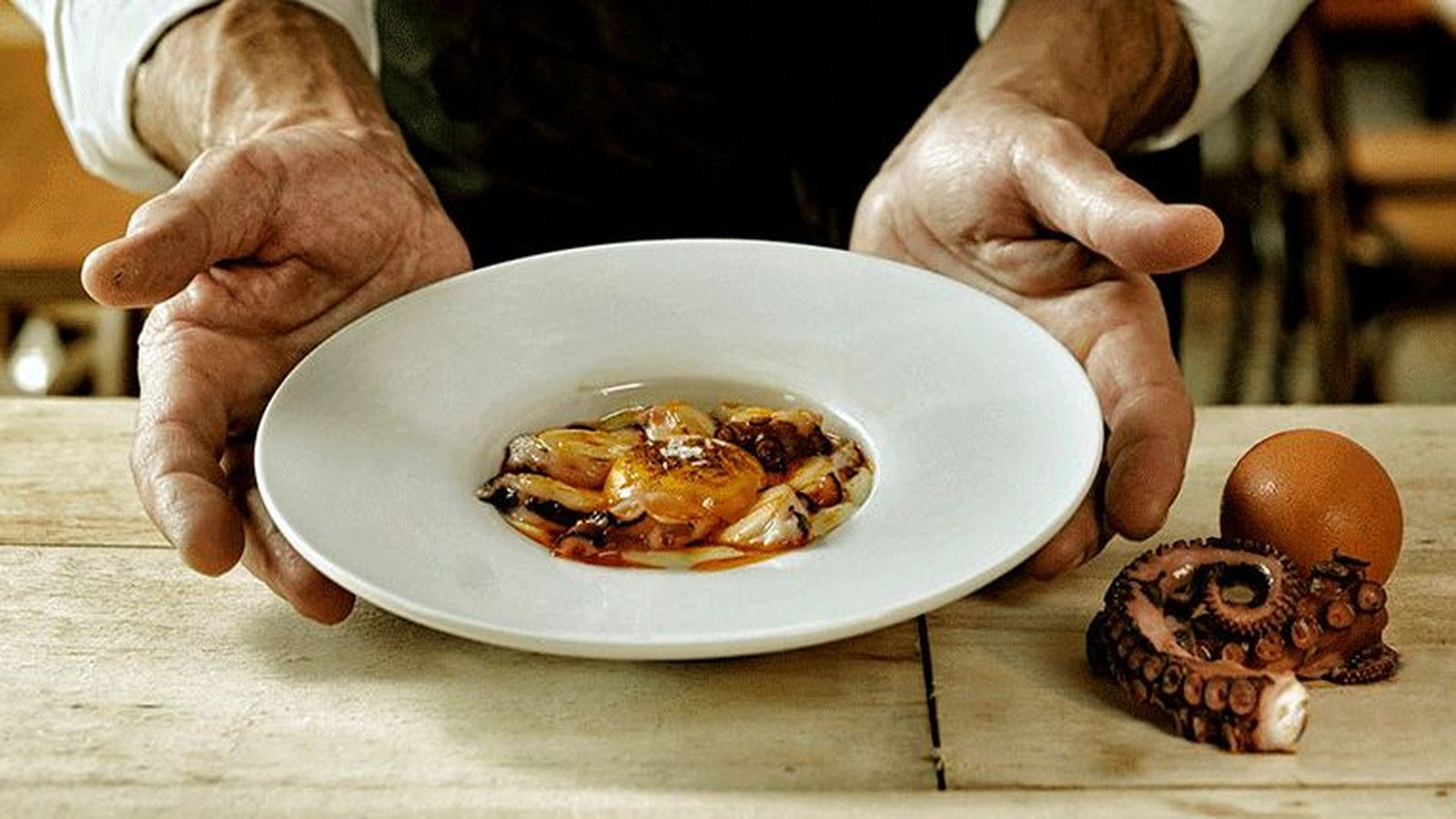 Pulpo con parmentier trufada y yema de huevo.