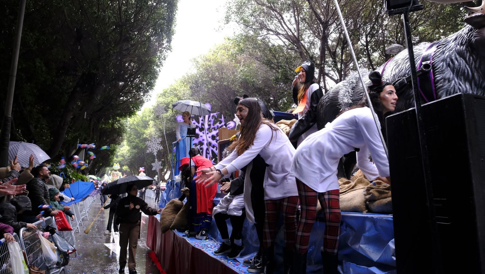 Fotografías de la cabalgata de los Reyes Magos pasada por agua en Almería