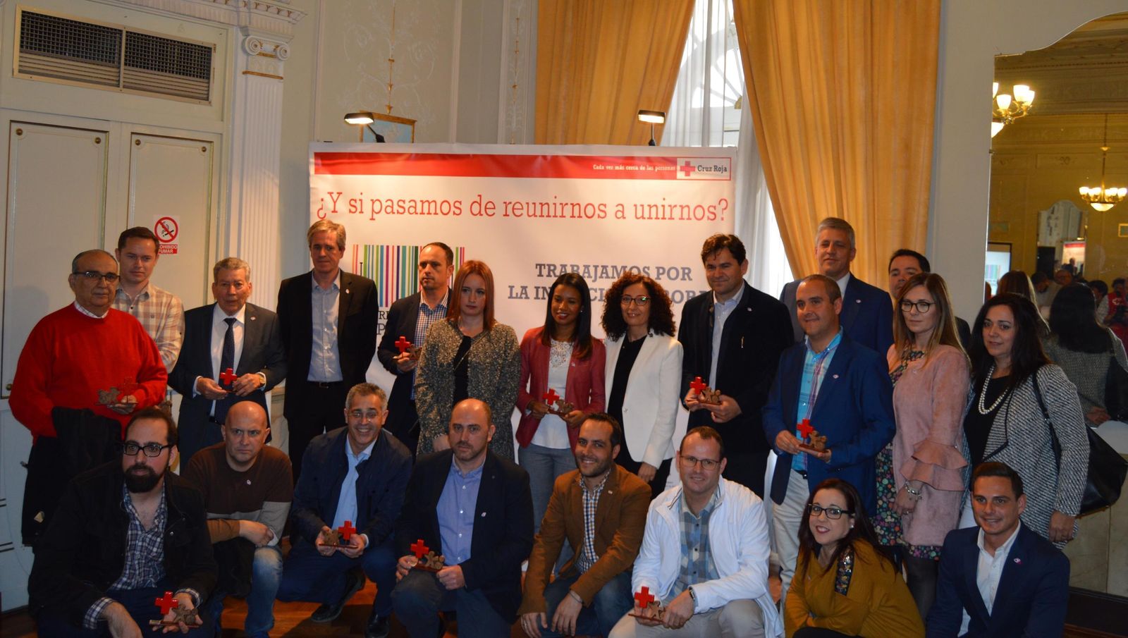 La presidenta de Cruz Roja en Almería, junto con los representantes de las empresas reconocidas.