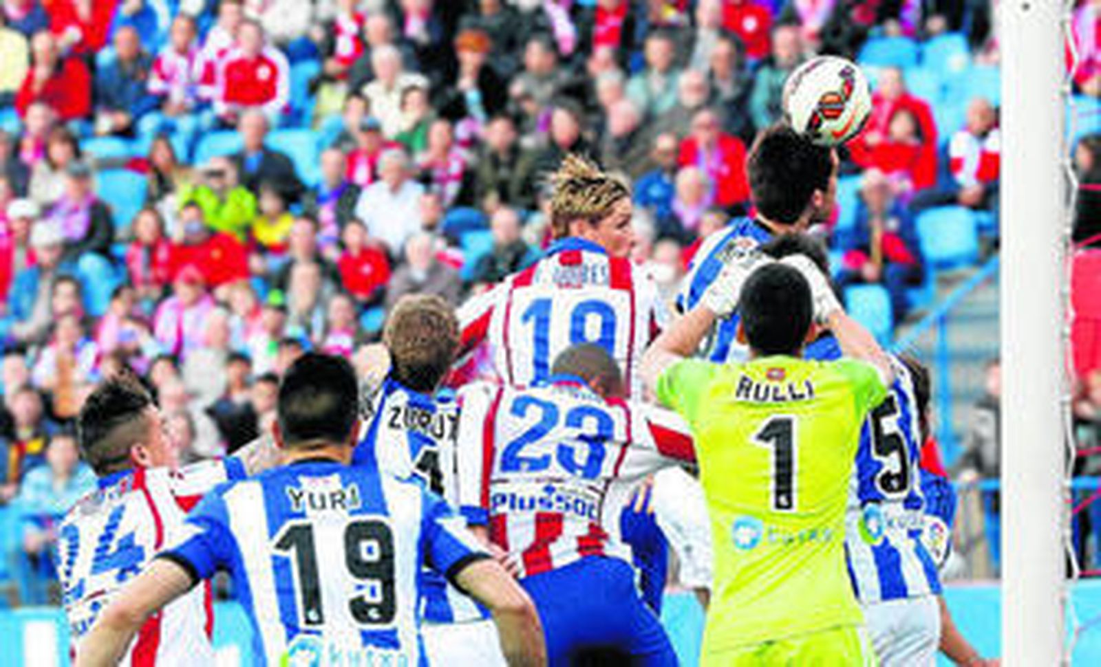 Mikel González, de la Real Sociedad, en el momento exacto en el que contacta con el balón antes de introducirlo en la meta de Rulli tras un córner.