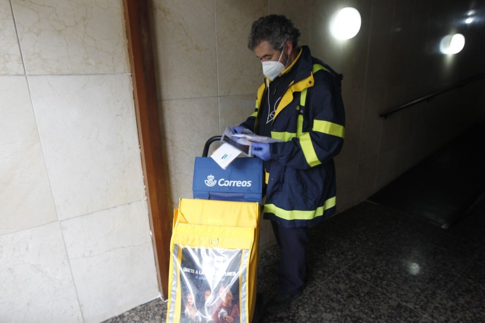 Diario de Almería acompaña a un repartidor de Correos durante su jornada.