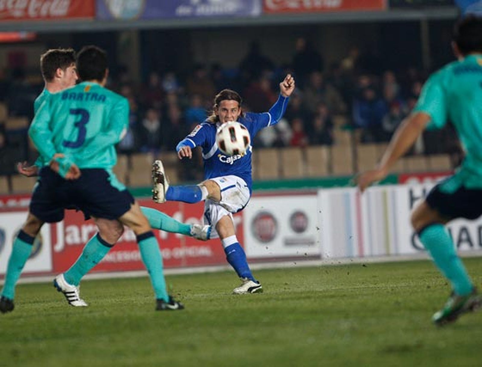 Miguel Ángel Cordero ensaya el disparo con la zurda tras driblar en el pico del área a un jugador del Barcelona B. El lanzamiento del lebrijano se marchó desviado aunque la jugada mereció un mejor premio.

Foto: Juan Carlos Toro