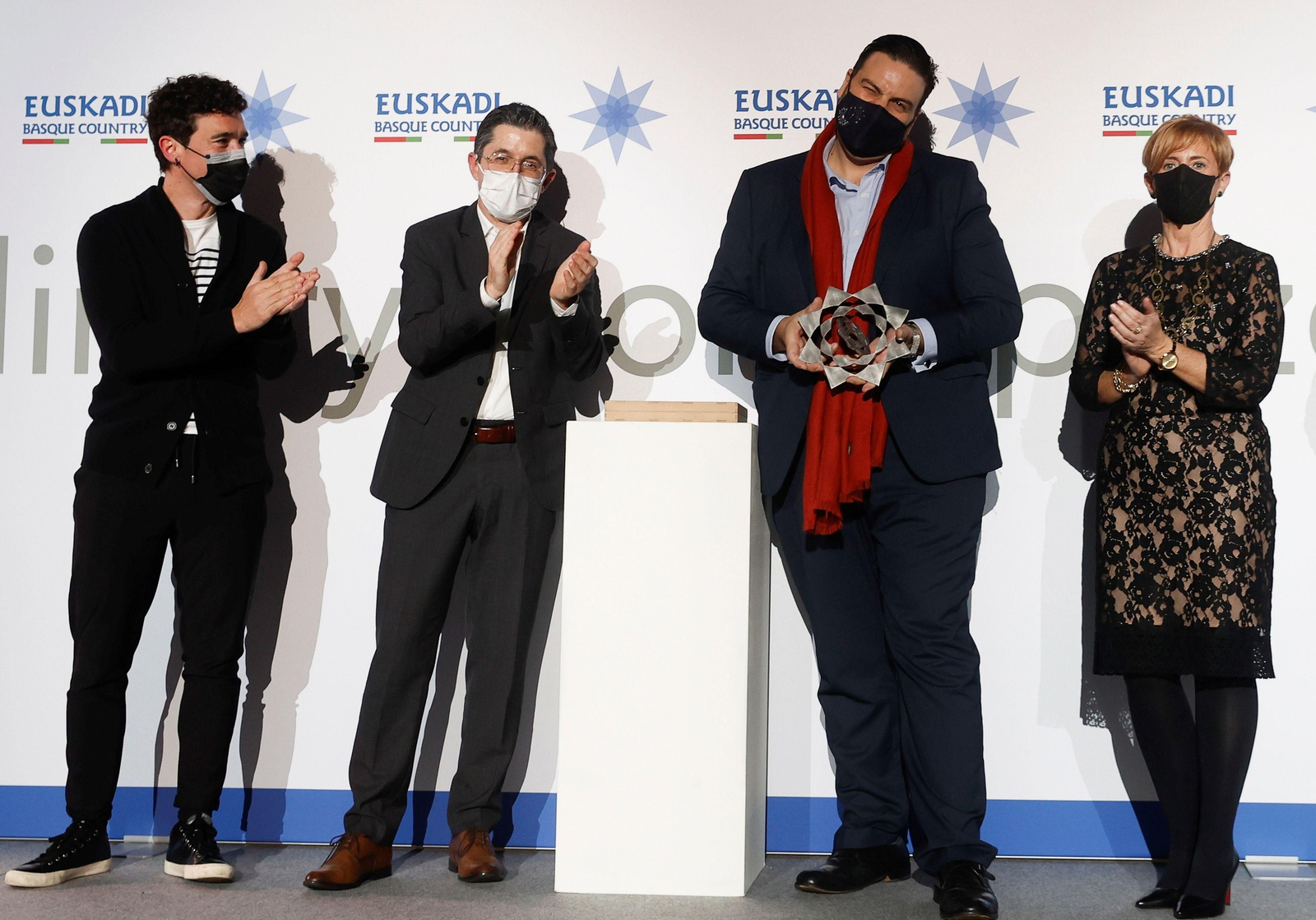 Xanty Elías con la estrella que le acredita como ganador del Basque Culinary World Prize 2021 junto a Eneko Atxa, J. M. Aizega y Arantza Tapia.