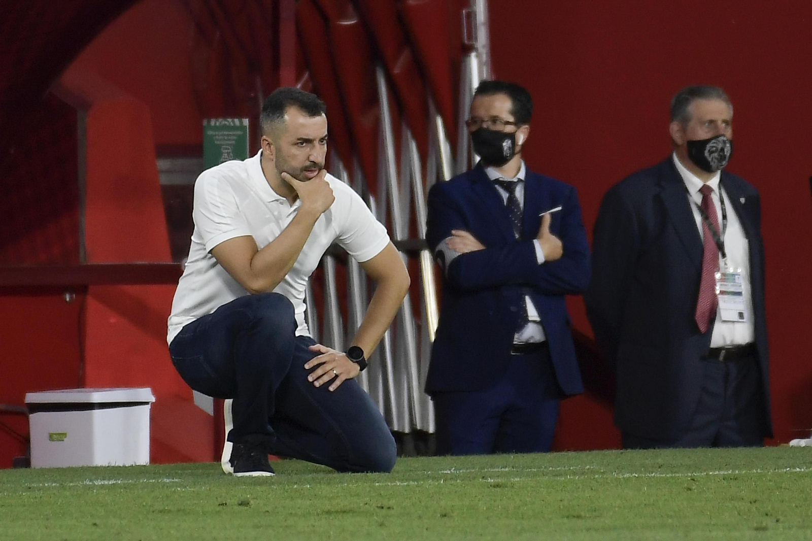 Diego Martínez observa el partido con atención