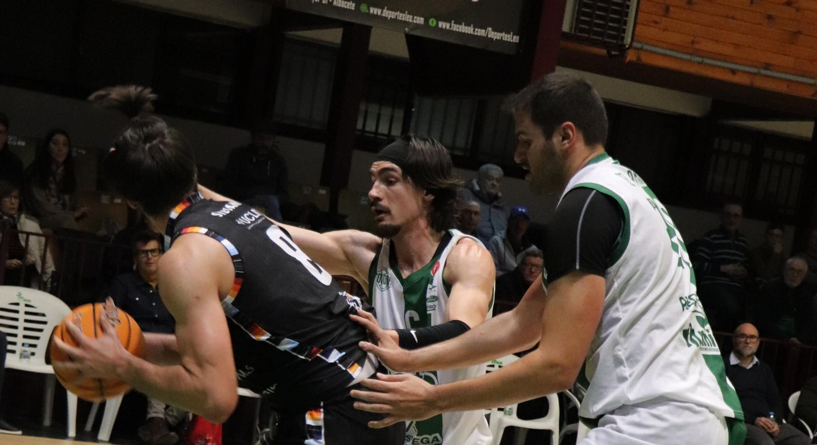 Paco del Águila y Touzé presionan a Stevanic.