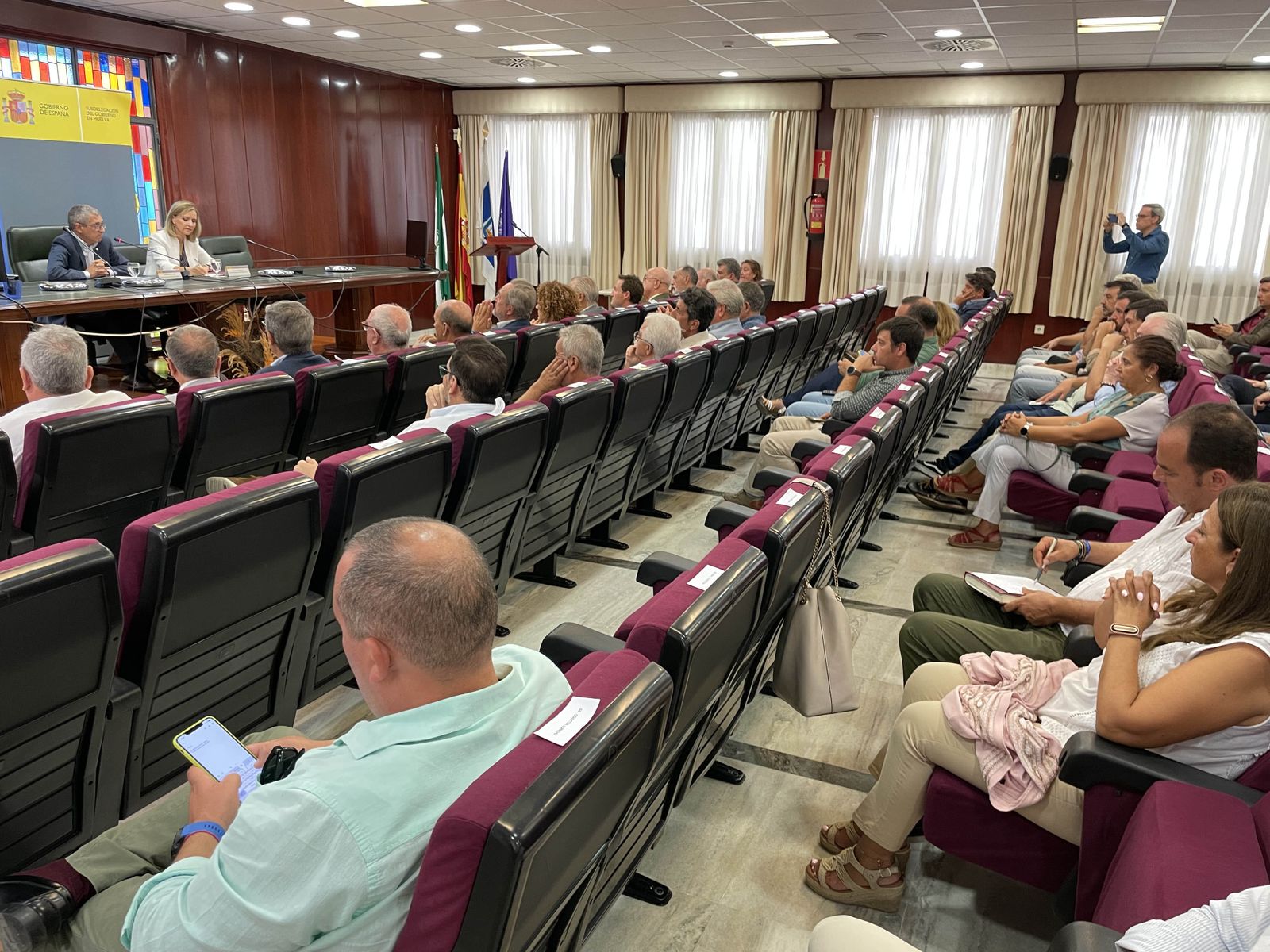 La subdelegada se dirige a integrantes de la Plataforma por el Túnel de San Silvestre.