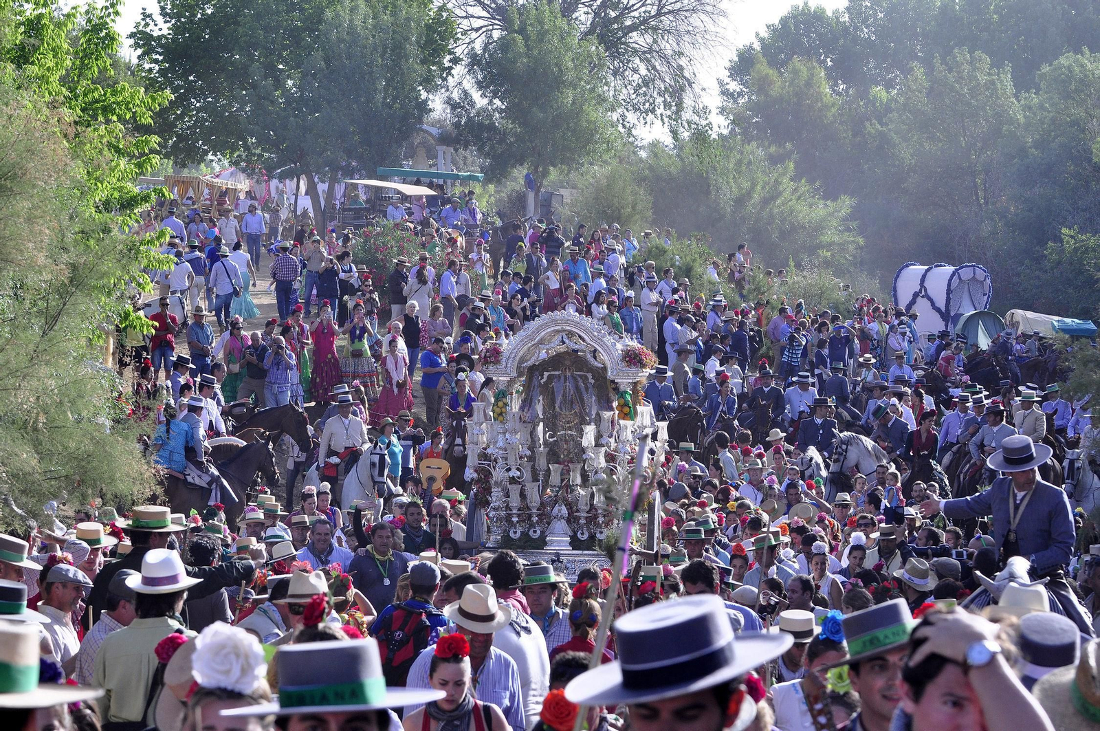 La Hermandad de Triana cruza el Quema, uno de los puntos de alta concentración de romeros.